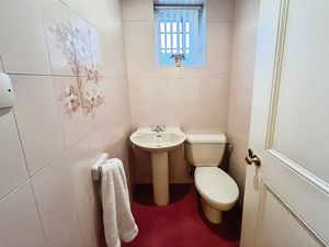 Separate w.c- click for photo gallery